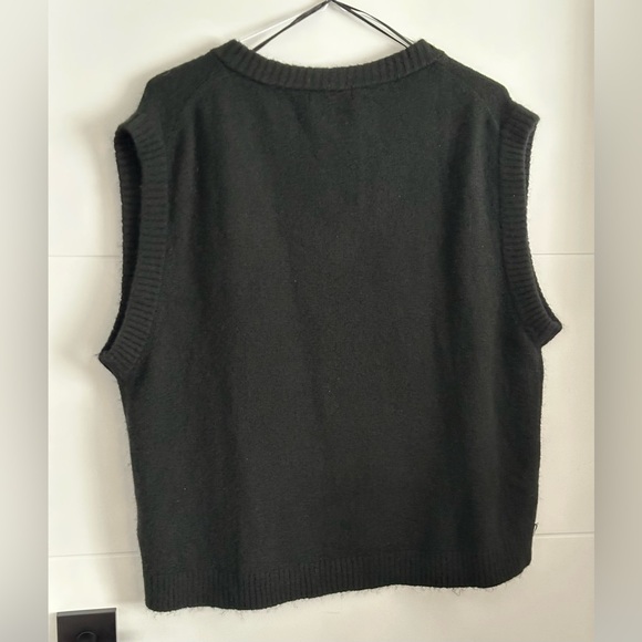 ✨NWT✨ H&M: Women’s V-Neck Sweater Vest (pit to pit approx 22 inches) - Picture 2 of 7